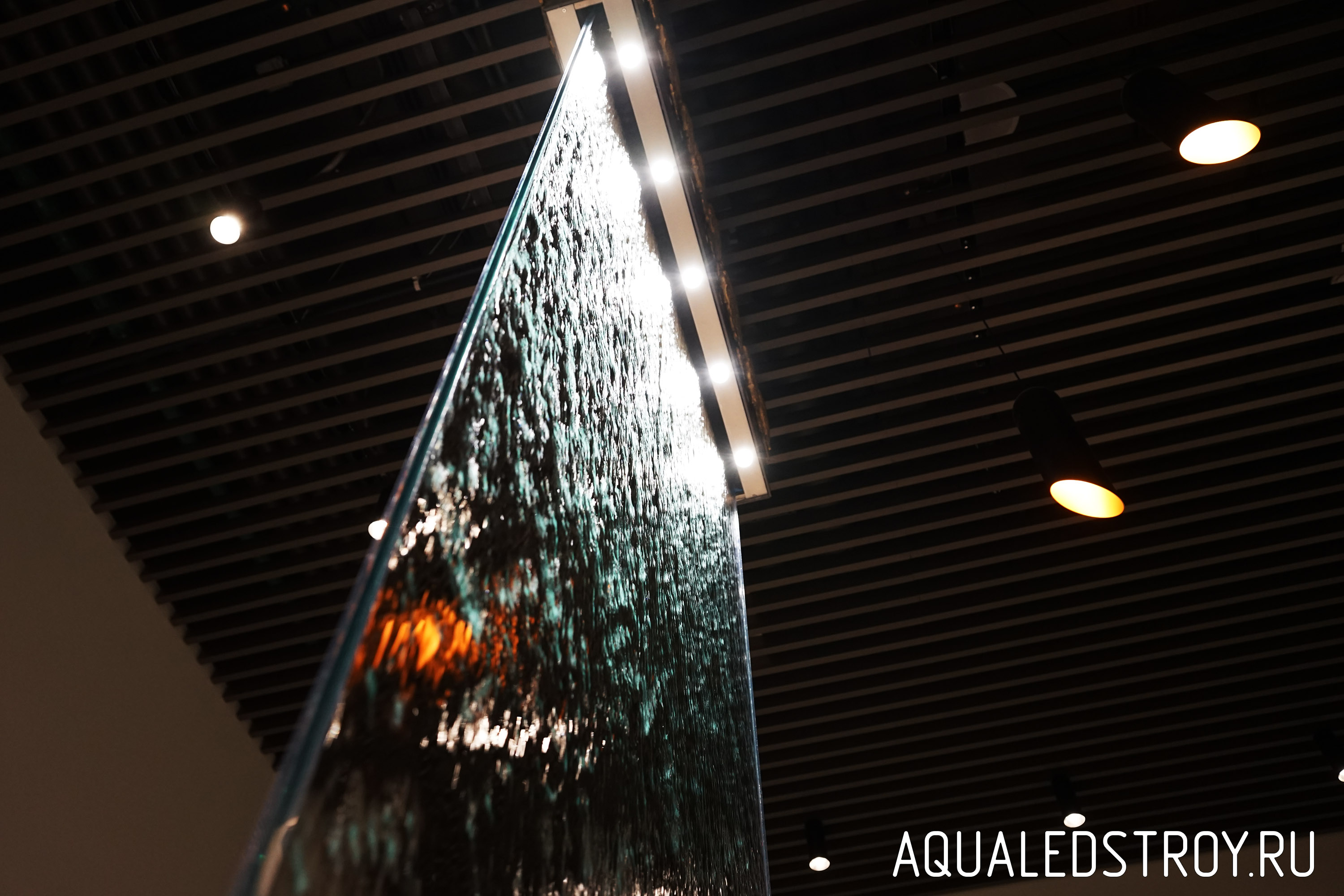 Водопад по стеклу в парадной ЖК